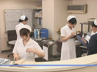 Japanische Krankenschwester vögelt sich beim Stationsarzt hoch